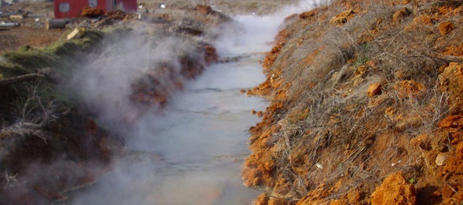 Sivas’ın Sıcak Çermik Kaplıca bölgesinde temeli atılan ve jeotermal suyla ısıtılacak 40 dönümlük topraksız seranın inşaatında çalışmalar devam ediyor