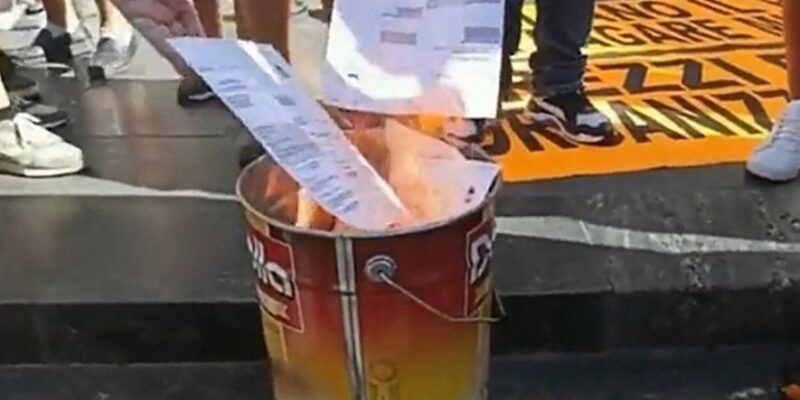 Zamları protesto eden İtalyanlar enerji faturalarını yaktı